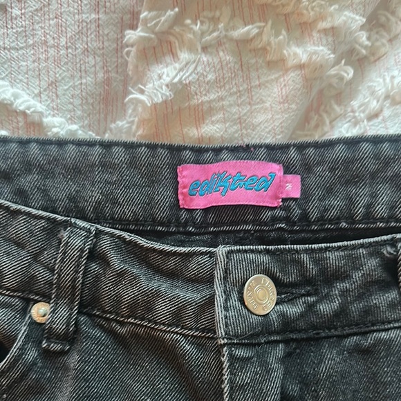 Petite Raelynn Washed Low Rise Jeans - Picture 2 of 6